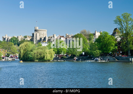 Le Château de Windsor vu de Eton Meadows sur la Tamise Windsor Berkshire England UK Banque D'Images