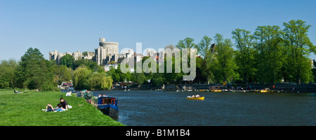 Le Château de Windsor vu de Eton Meadows sur la Tamise Windsor Berkshire England UK Banque D'Images