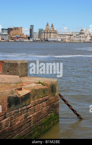 Vue depuis l'autre côté de la rivière Mersey Birkenhead à la ville de Liverpool angleterre uk go Banque D'Images