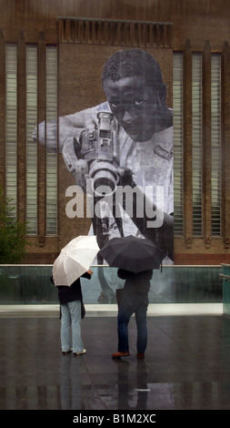 Graffiti sur le devant de la Tate Modern Banque D'Images