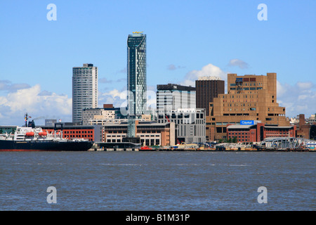 Vue depuis l'autre côté de la rivière Mersey Birkenhead à la ville de Liverpool angleterre uk go Banque D'Images