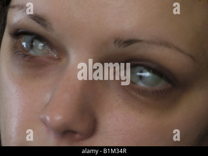 Une photographie d'une jeune femme avec des yeux de chats Banque D'Images