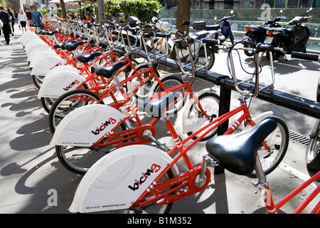 Vélos à louer dans le centre ville de Barcelone Espagne Banque D'Images