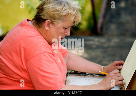 Une femme dans la fin des années 50 un croquis photo elle se prépare à peindre à l'extérieur à un atelier de peinture. Oklahoma City, Oklahoma, USA Banque D'Images