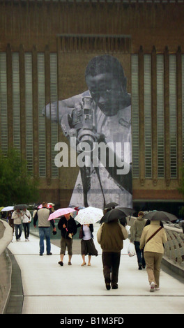 Graffiti sur le devant de la Tate Modern Banque D'Images