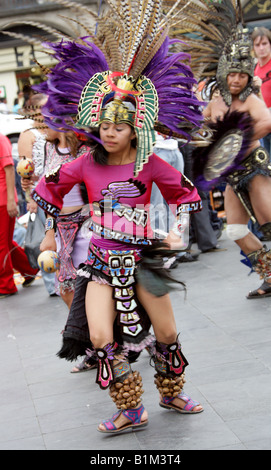 Jeune mexicaine Girl Dancing en costume aztèques, Place Zocalo, Plaza de la Constitucion, Mexico, Mexique Banque D'Images