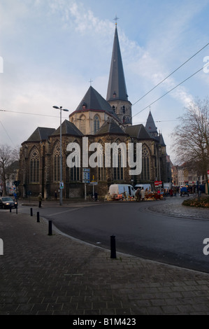 Marché aux puces du dimanche par St Jacobskerk à Gand (Belgique) Banque D'Images