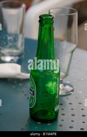 Close up d'une bouteille de bière vide et verre Banque D'Images