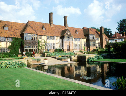 Bureaux du siège de RHS Wisley pond lake Surrey England UK Royal Horticultural Society mock Tudor building Banque D'Images