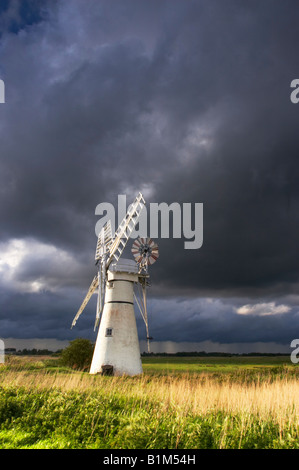 Thurne Moulin peu avant un orage spectaculaire sur le Norfolk et le Suffolk Broads, UK Banque D'Images