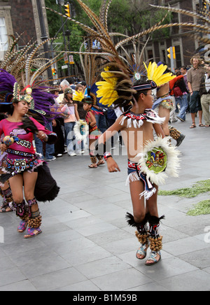 Les jeunes danseurs en costume mexicain aztèque, Place Zocalo, Plaza de la Constitucion, Mexico, Mexique Banque D'Images