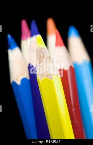 Crayons de couleur avec un fond noir. L'accent sur le crayon jaune Banque D'Images