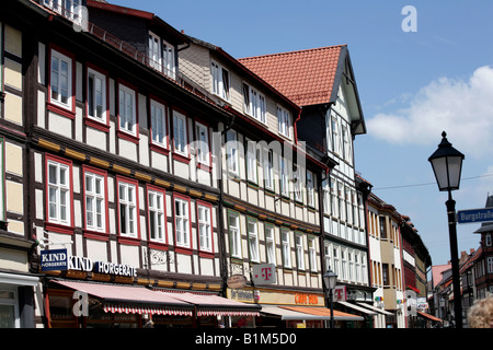 La jonction et devantures peintes dans le centre de Wernigerode, Harz, Allemagne, Deutschland Banque D'Images