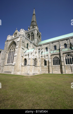 Ville de Chichester, Angleterre. Transept et spire vue de la façade sud de la cathédrale de la Sainte Trinité de Chichester. Banque D'Images