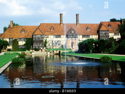 Bureaux du siège de RHS Wisley lac étang Royal Horticultural Society Surrey mock Tudor England UK construction lawn Banque D'Images