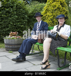 Couple 1940 En attente sur un quai de gare Banque D'Images