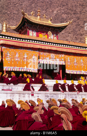 Chine, Tibet, province du Gansu, Xiahé, monastère de Labrang, jour de l'an tibétain, Monlam la grande prière, moines jaunes chapeautés Banque D'Images