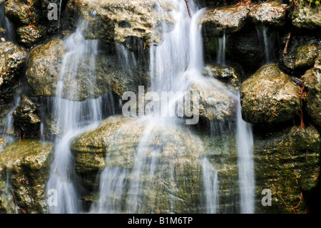 Plus de cascade en pierres naturelles jardin zen japonais Banque D'Images