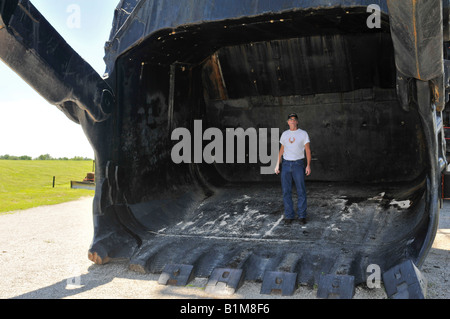 Big Brutus' 90 incn cube pelle avec un grand homme debout dans il Banque D'Images