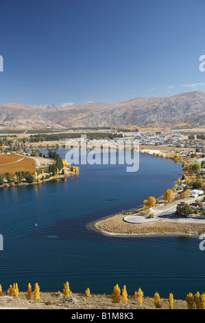 Cornish Point Vineyard and Lake Dunstan Cromwell Central Otago ile sud Nouvelle Zelande Banque D'Images