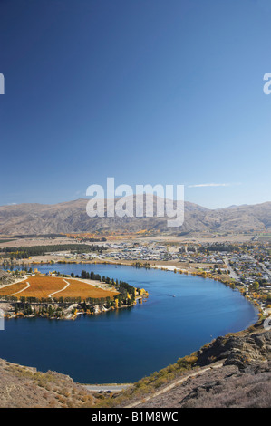 Cornish Point Vineyard and Lake Dunstan Cromwell Central Otago ile sud Nouvelle Zelande Banque D'Images