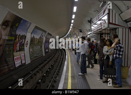 La plate-forme d'occupation du nord de la station de métro Leicester Square Londres Ligne Banque D'Images