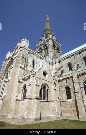 Ville de Chichester, Angleterre. Transept et spire vue de la façade sud de la cathédrale de la Sainte Trinité de Chichester. Banque D'Images