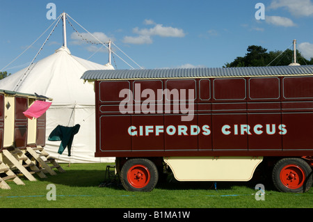 Un chapiteau de cirque et de chariots à Giffords Circus Banque D'Images