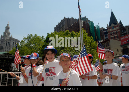 Les élèves des écoles de New York mars dans le Défilé du Jour du drapeau annuel à partir de New York City Hall Park Banque D'Images