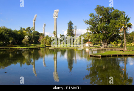 Le stade de cricket WACA reflété dans le lac à Queen's Park à Perth, Australie occidentale Banque D'Images