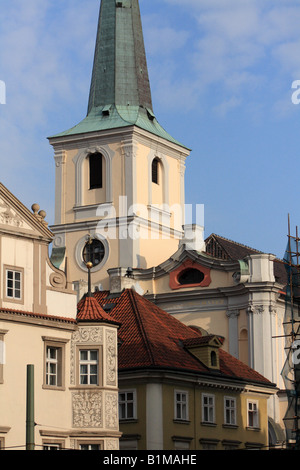 Clocher de Saint Thomas de l'Ordre des augustins monte sur les toits de Malostrana, Prague, République Tchèque Banque D'Images