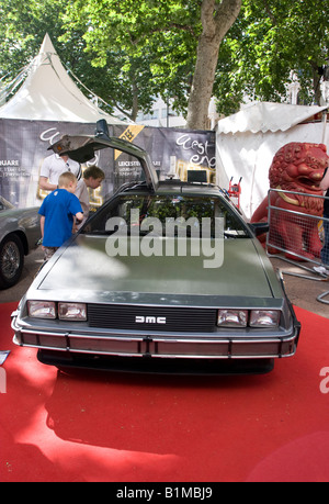 Utilisé en mouvement Photo Delorean Retour vers le futur 3 affichage sur Leicester Square Londres Banque D'Images