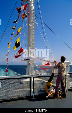 Sensibilisation de l'équipage à bord des drapeaux à BC Ferry le Passage intérieur / Discovery Coast le long de la côte ouest, en Colombie-Britannique, British Columbia, Canada Banque D'Images