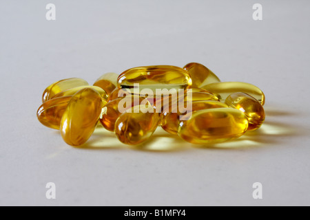 L'huile de poisson en gélules (capsules de gélatine) Banque D'Images