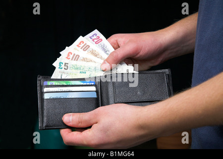 Étui contenant sterling pound note isolé sur fond noir. Banque D'Images