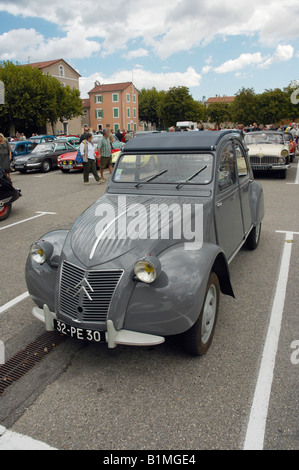 citroën 2CV garée dans un parc pour un salon de voitures anciennes en France Banque D'Images