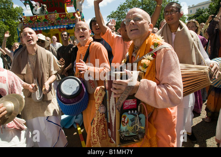 Hare Krisha musiciens et danseurs dans la 40e de Hare Krishna Rathayatra Char Festival à Londres Banque D'Images