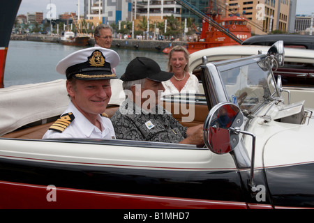 Le Capitaine Ian Mcnaught, capitaine de la la ligne Cunard Queen Elizabeth 2 navire de croisière. Banque D'Images