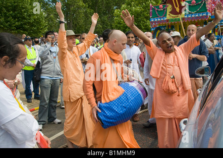 Musiciens et danseurs à l'Hare Krishna Char Rathayatra 40e Festival à Londres Banque D'Images