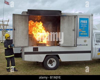 Pan puce fire une démonstration à la Cheshire Show. Banque D'Images