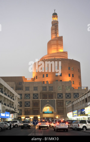 Tour du Centre culturel islamique (Fanar) à Doha, au Qatar, un crépuscule Banque D'Images