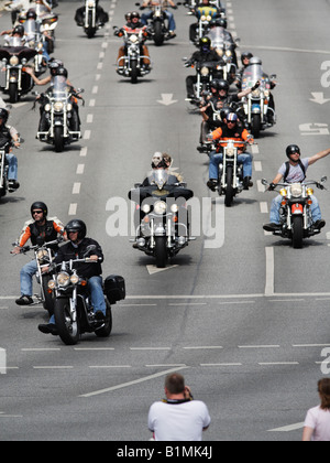 Des milliers de propriétaires de Harley Davidson font leur chemin à travers Hambourg Allemagne Banque D'Images