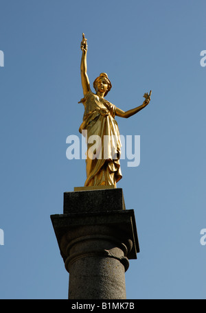 Une statue de guilded Françoise, regarde vers le bas de sa colonne sur la Place de la République à Villedieu-les-Poeles Banque D'Images