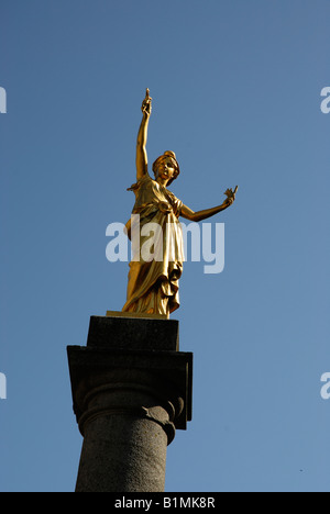 Une statue de guilded Françoise, regarde vers le bas de sa colonne sur la Place de la République à Villedieu-les-Poeles Banque D'Images