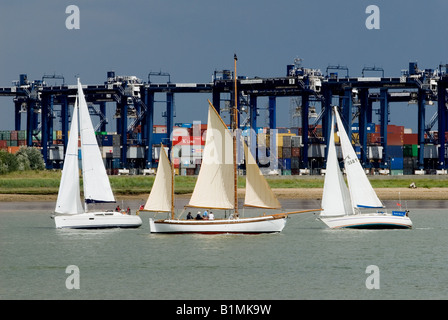 Bateaux à voile sur la rivière Orwell près du port de Felixstowe, Suffolk, UK. Banque D'Images