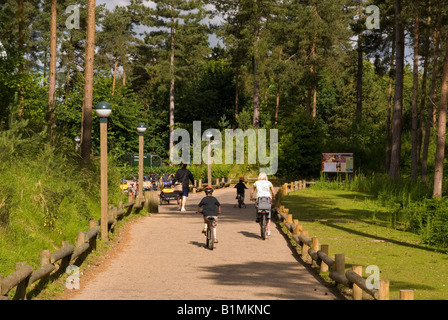 Vélo en famille à Center Parcs à Elveden près de Thetford,UK Banque D'Images