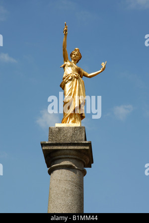 Une statue de guilded Françoise, regarde vers le bas de sa colonne sur la Place de la République à Villedieu-les-Poeles Banque D'Images