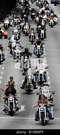 Des milliers de propriétaires de Harley Davidson font leur chemin à travers Hambourg Allemagne Banque D'Images