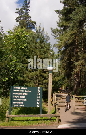 Jeune garçon à vélo à Center Parcs à Elveden près de Thetford,UK Banque D'Images