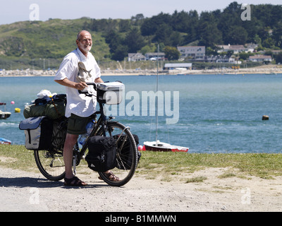 Vieil homme sur un vélo de randonnée Banque D'Images